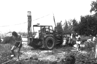 Schwere Baufahrzeuge waren notwendig, um den alten Baumbestand, die Wurzeln dem schweren Lehmboden zu entreißen.
