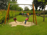 Und Kinder können ausgelassen spielen und toben.