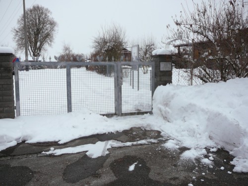 Schneemauer vor dem Eingang